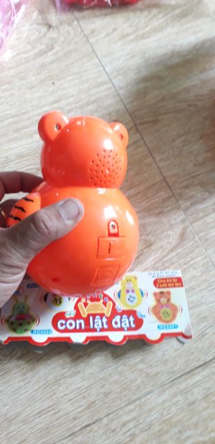 Con lật đật hình chú Gấu bằng nhựa có nhạc và đèn Led tặng kèm pin