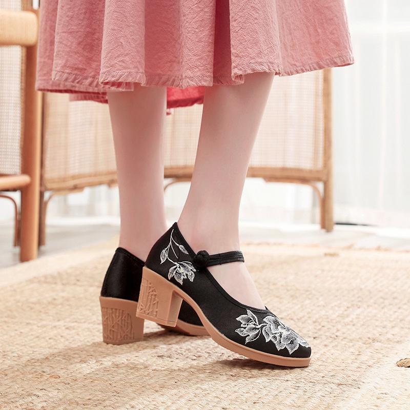 Giày thêu hoa đế cao dây cài GC020