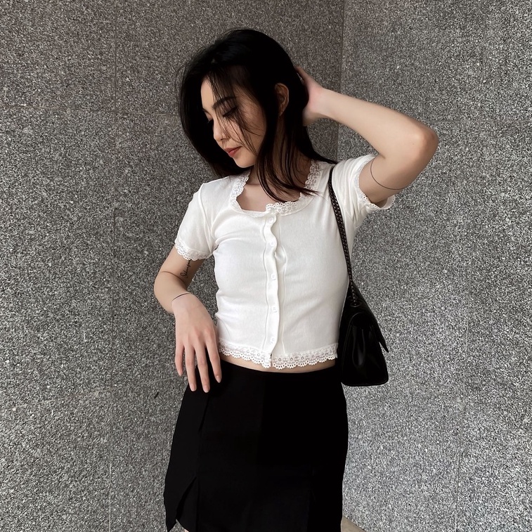 Áo cúc dọc viền ren áo croptop ôm sát - Chicbae21