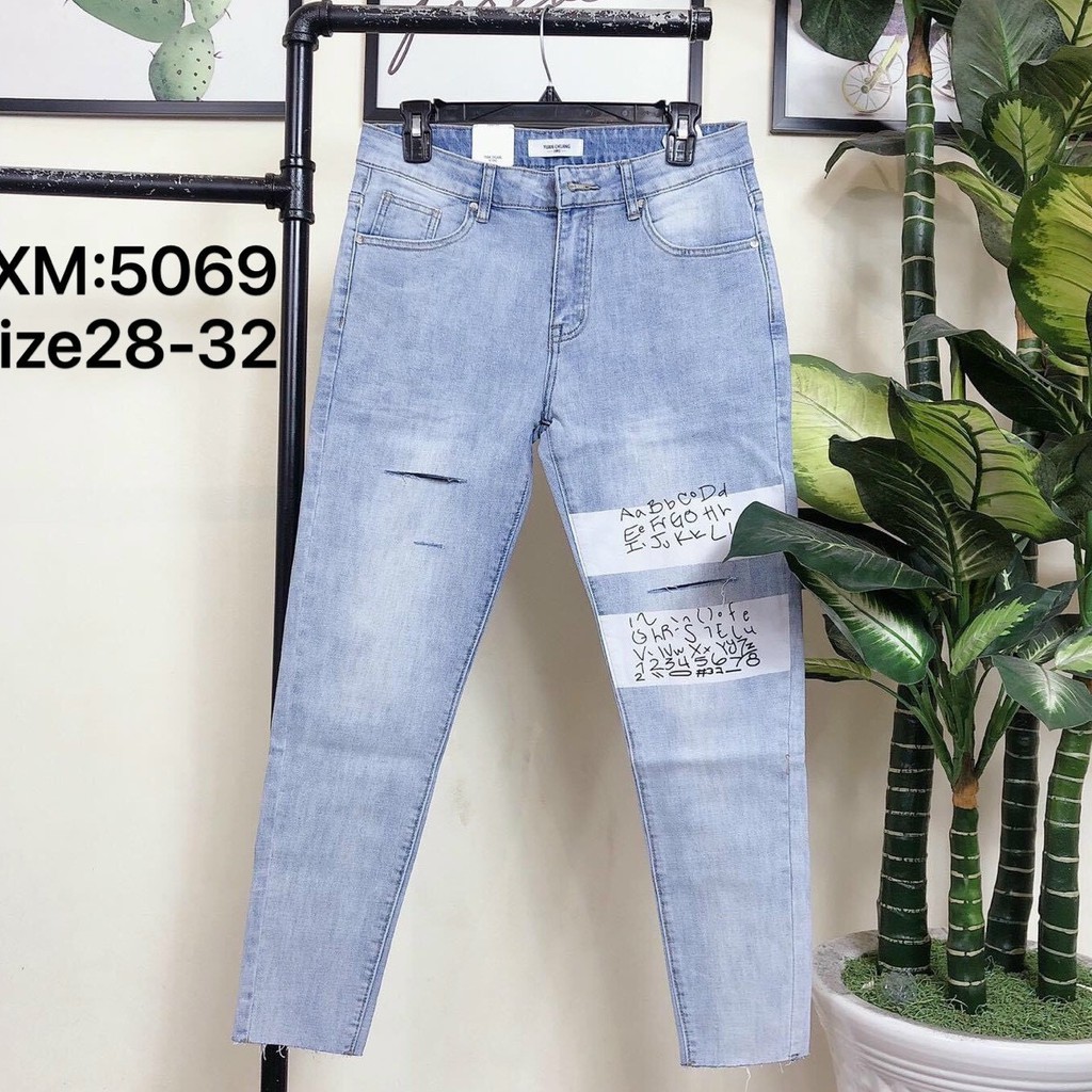 Quần jean nam  xanh rách gối chất bò co dãn thêu chữ tua chân ống bó form dáng ôm skinny  cao cấp.