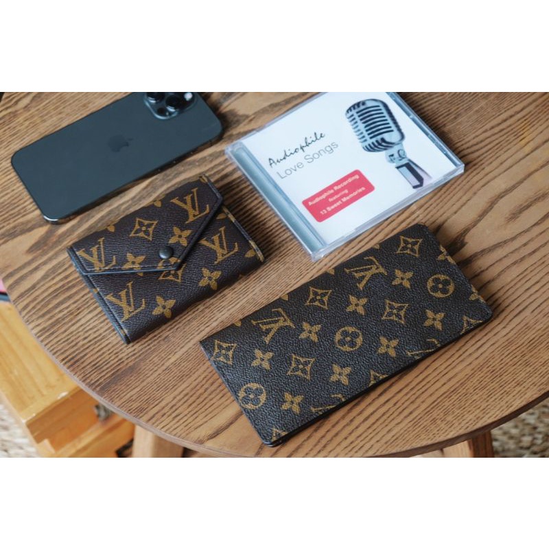 Ví gập dài cầm tay Louis Vuitton