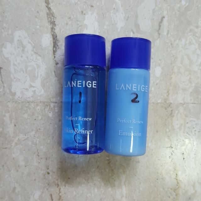 Bộ đôi nước hoa hồng và sữa dưỡng Laneige perfect renew 15ml.