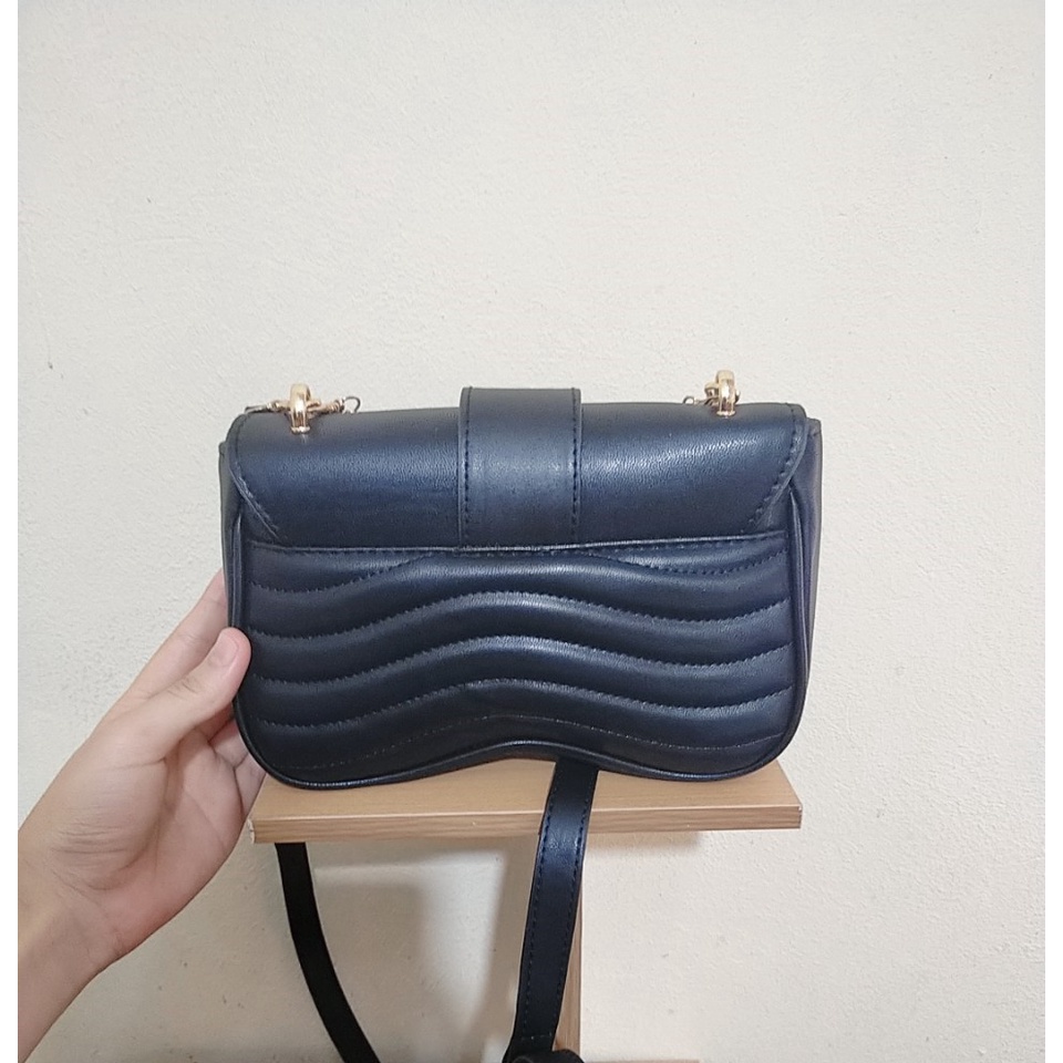 Túi đeo chéo CNK phối dây xích chất liệu da lì mịn gợn sóng khóa xoay size 22 T105