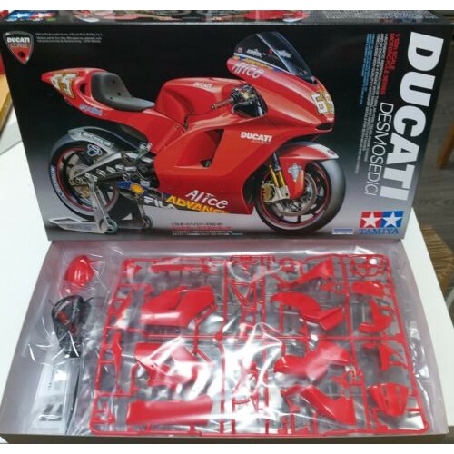 Mô hình xe mô tô 1/12 SCALE DUCATI DESMOSEDICI 14101 Tamiya