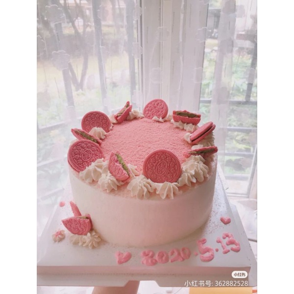 Bánh Oreo hồng nhân dâu