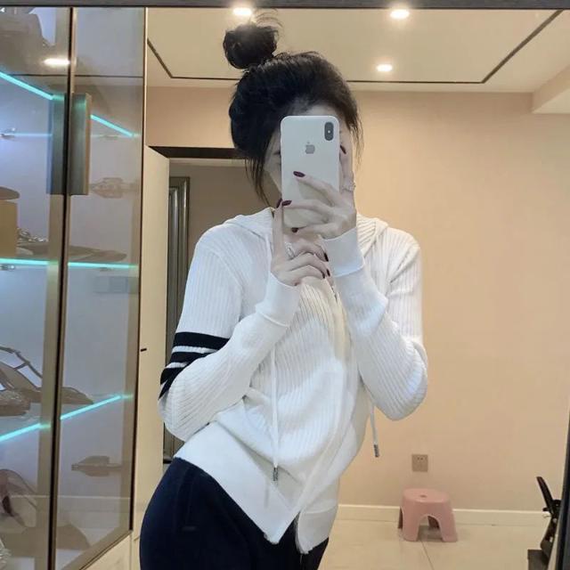 Bộ Áo Khoác Dệt Kim Có Mũ Phối Khóa Kéo + Quần Lửng Thời Trang Mùa Thu Cho Nữ