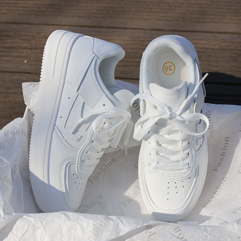 Giày sneaker màu trắng kiểu dáng retro dễ phối đồ cho nữ