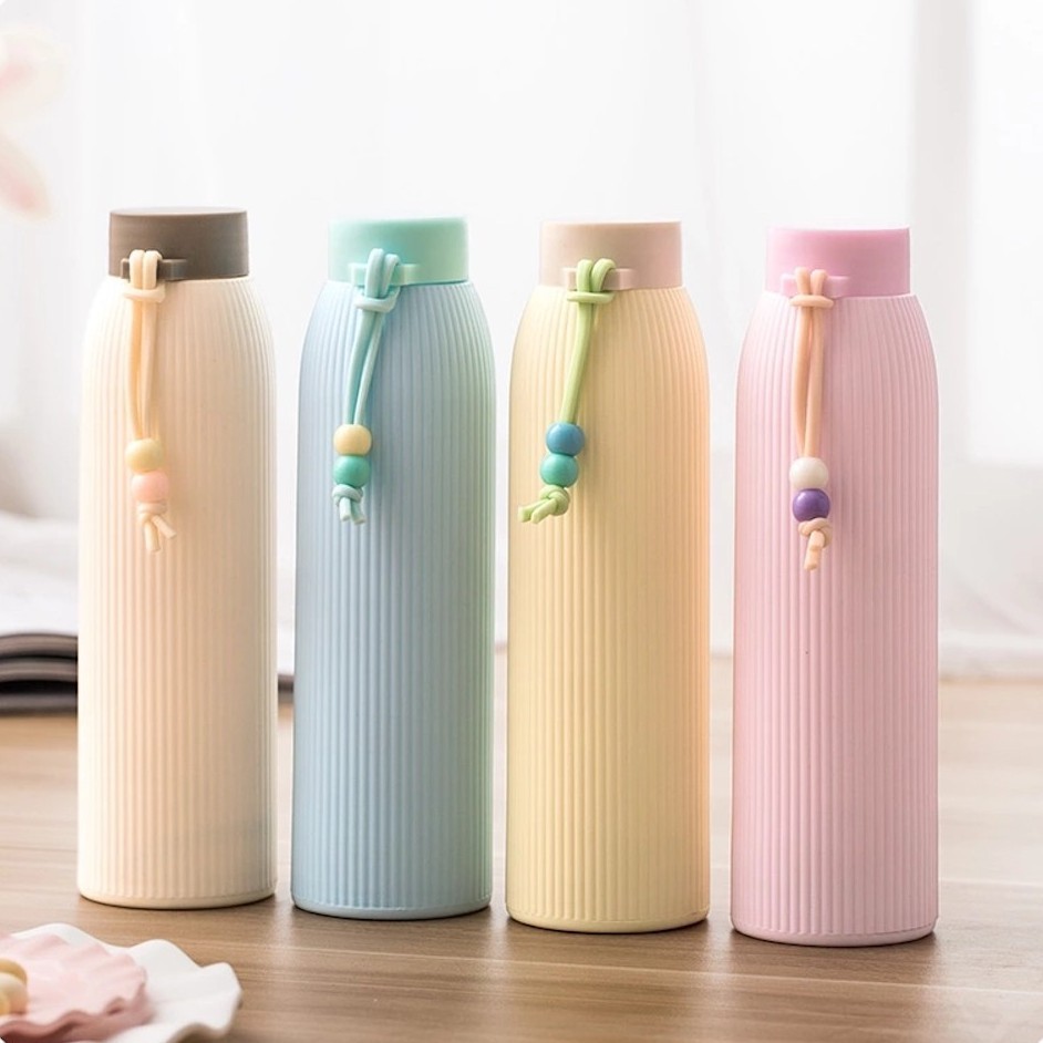 BÌNH NƯỚC SỌC THỦY TINH GIỮ NHIỆT BỌC NHỰA 500ML MÀU NGẪU NHIÊN