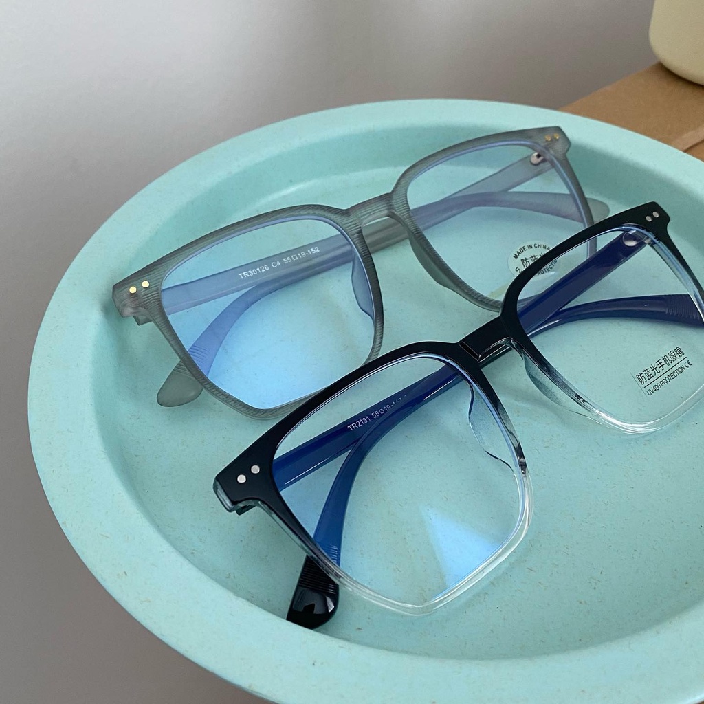 Gọng dẻo vuông form to khá thích hợp cho các bạn nam, tròng UV