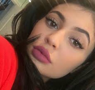 Son kem lì Kylie Poise K