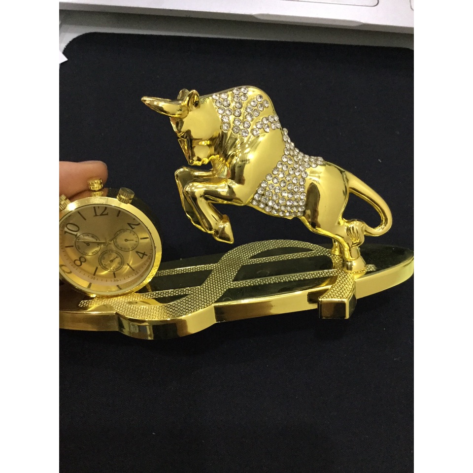 Tượng Trâu vàng kèm đồng hồ nước hoa trang trí taplo