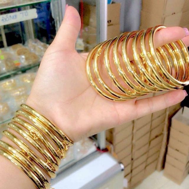 Lắc tròn trơn mạ vàng 18k. Có chốt đóng mở.