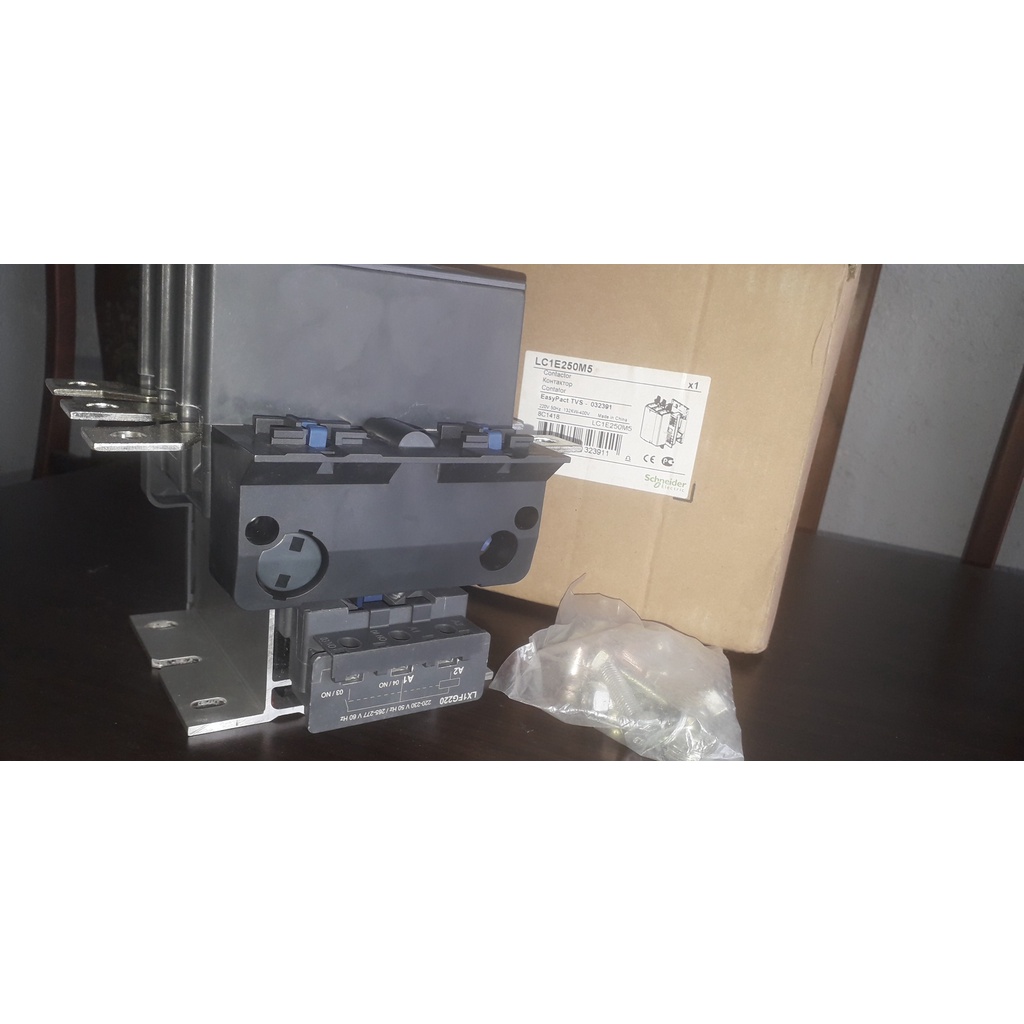Khởi động từ LC1E250M5 Schneider 3P 250A coil 220Vac hình thật shop tự chụp