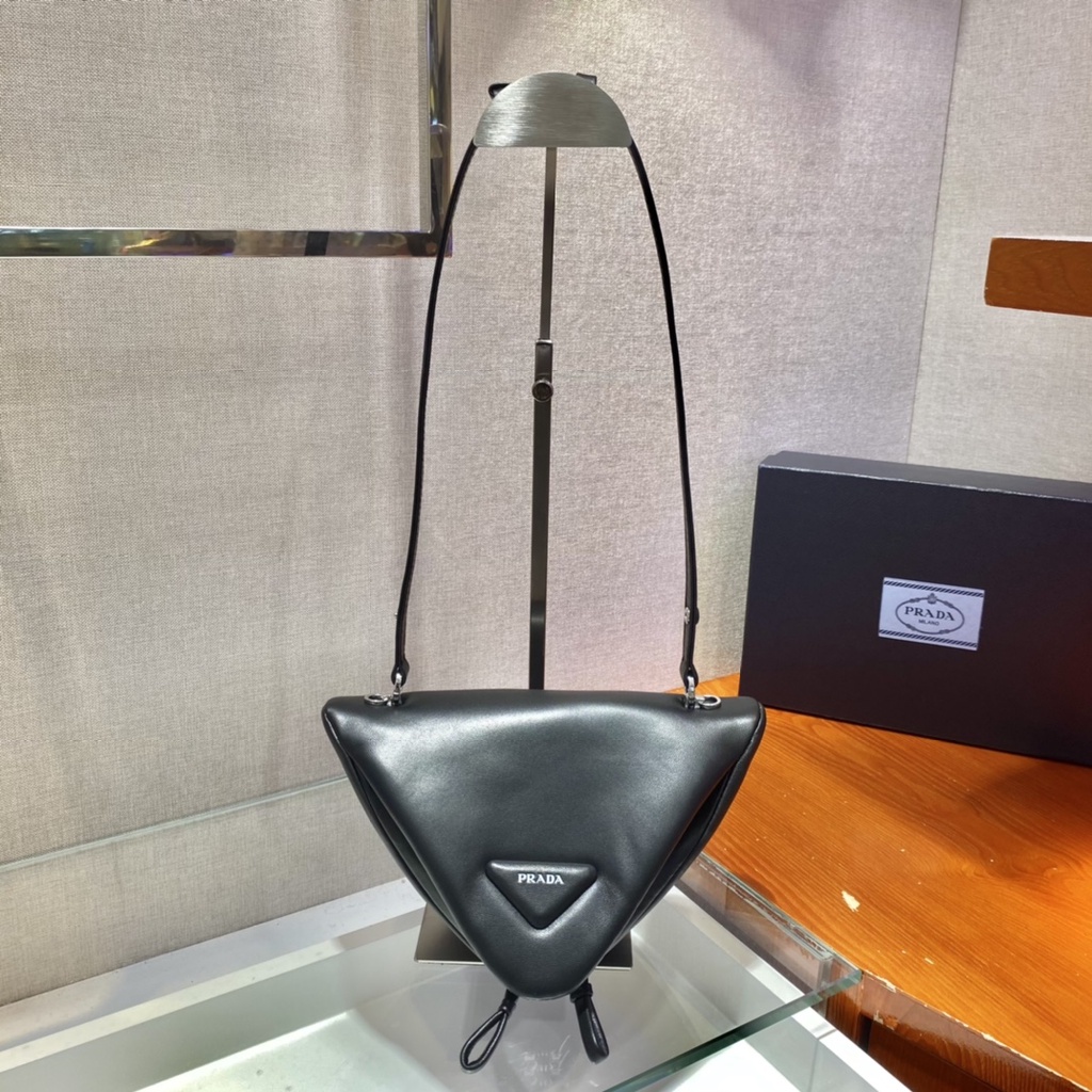 Túi xách nữ thời trang da thật cao cấp PRADA với thiết kế hình tam giác độc đáo, trẻ trung