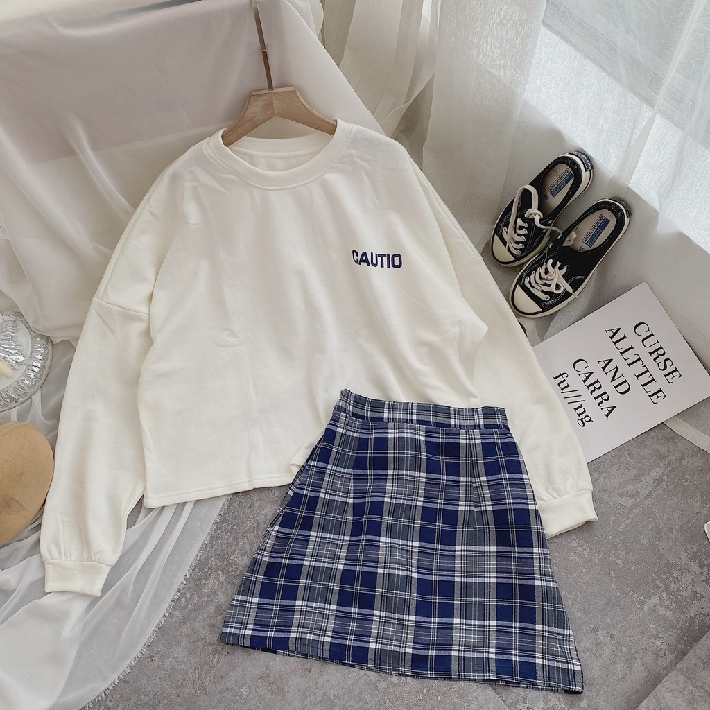 SET ÁO THUN TRẮNG IN CHỮ TAY DÀI + CHÂN VÁY CARO | BigBuy360 - bigbuy360.vn