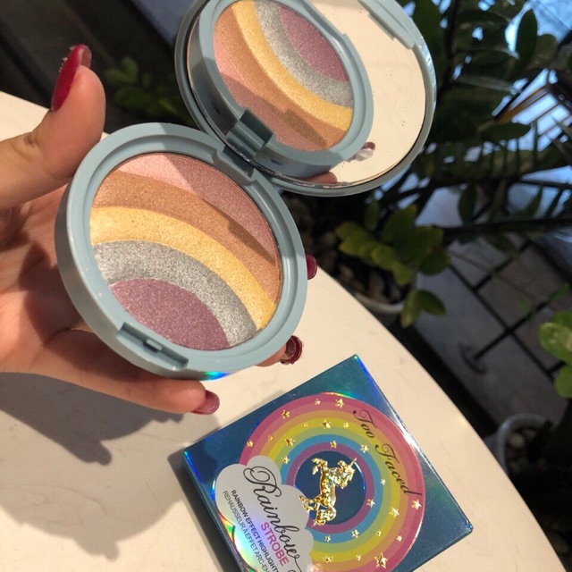 Phấn highlight Too Faced Rainbow Strobe Highlighter