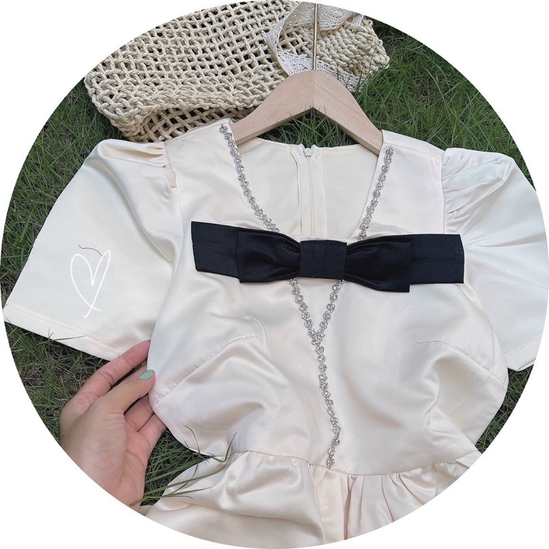 ĐẦM KEM CỔ V ĐÍNH ĐÁ NƠ NGỰC ĐEN