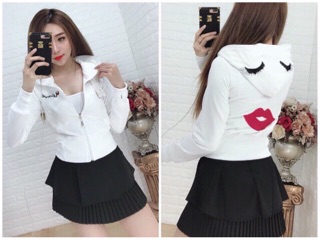 Khoác lửng ôm eo thêu môi dễ thương