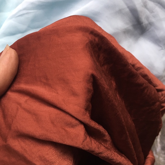 Vải lụa màu cam đất chất mềm rủ mát khúc lẻ 1m x khổ 1,5m của Vải rẻ HB shop