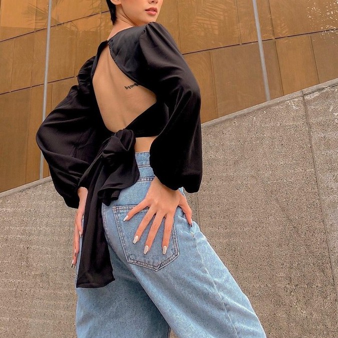 Áo croptop cổ V, tay dài thắt nơ sau lưng, có đính kèm mút ngực