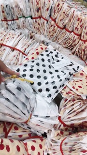 Áo tay bồng chấm bi