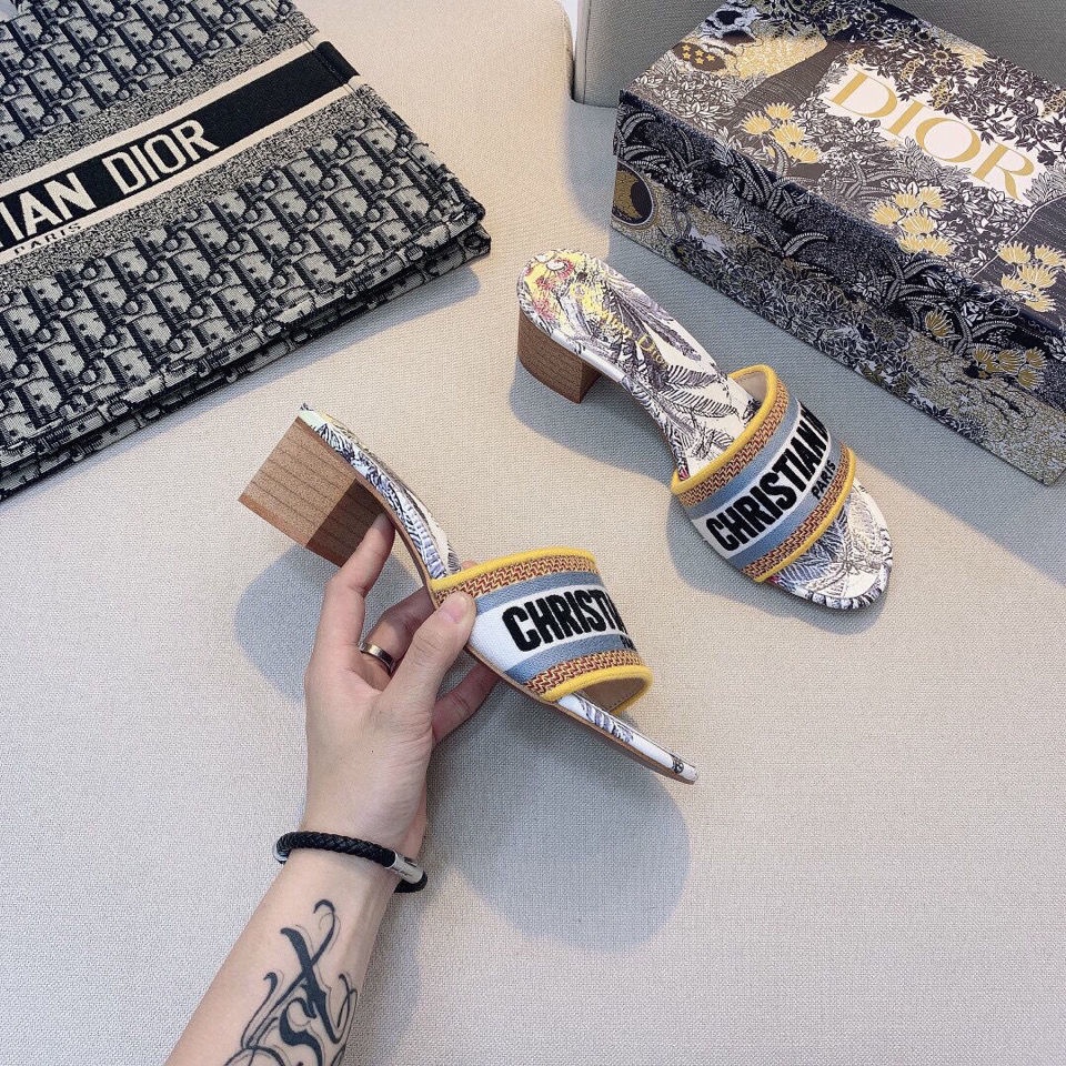 Dior_Dép Sandal Da Cừu Đế Bằng Thêu Họa Tiết Thời Trang Cho Nữ