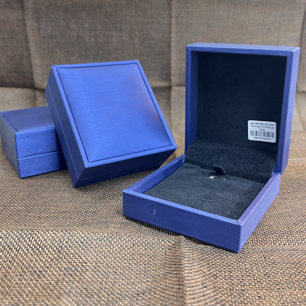 Hộp vuông da đựng dây chuyền cực kỳ sang trọng và tinh tế