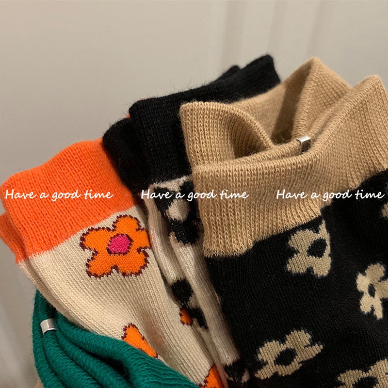 Đôi vớ họa tiết hoa dễ thương bắt mắt sành điệu