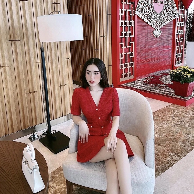 Váy Nữ Đỏ Noel, Đầm Nữ Dạ Dáng A Cổ V Phối Túi Đính Nút Trang Trí, Thời Trang Thu Đông Siêu Tôn Dáng Cho Bạn Nữ. | BigBuy360 - bigbuy360.vn