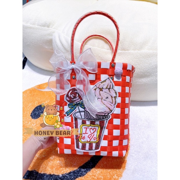 TÚI NHỰA ĐAN GẮN STICKER KEM CÀ REM LẤP LÁNH CÓ NƠ - TÚI ĐI CHƠI - TÚI SIZE LỚN - SP000905