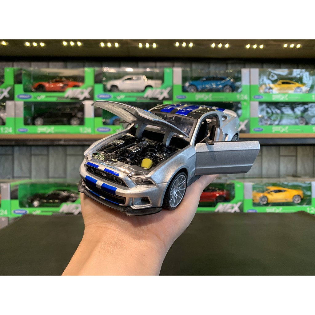 Mô hình xe sắt Ford Mustang Street racer 2014 tỉ lệ 1:24 của Hãng MAISTO