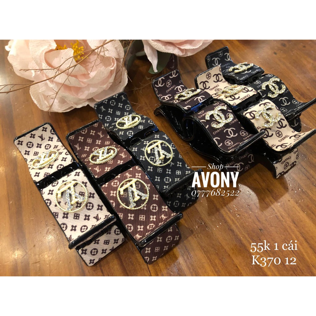 Kẹp tóc càng cua 5 răng da (simili) đính logo thương hiệu gắn đá màu (ngọc) trắng