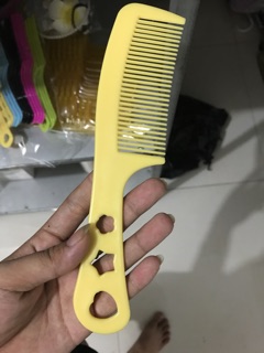 Lược nhựa chải tóc