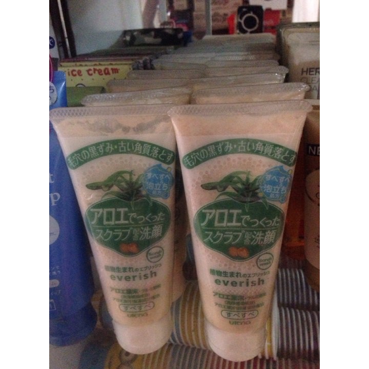 Sữa rửa mặt tẩy da chết Utena Everich Scrub 135g của Nhật Bản