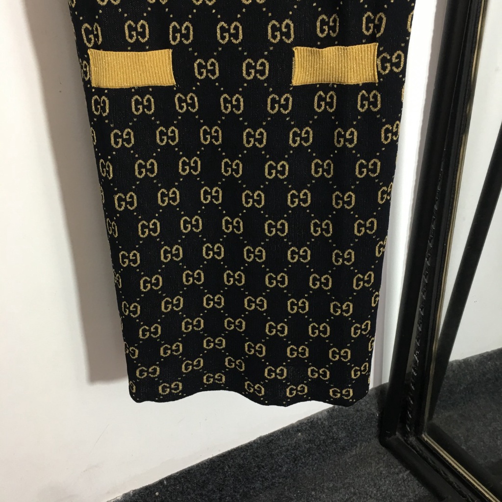 Váy len nữ dáng ôm GUCCI GG GC với kiểu dáng, họa tiết  mang phong cách vintage