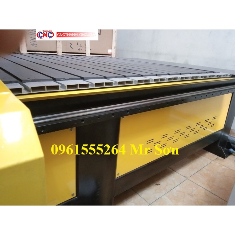 Máy CNC 1325 cắt quảng cáo