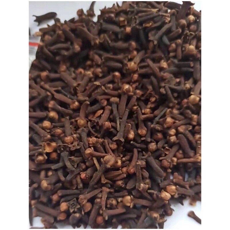 Nụ đinh hương khô thơm - Gia vị tạo mùi đặc trưng cho món ăn.
