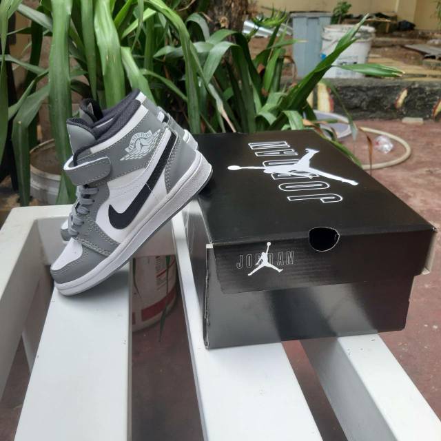 Giày Thể Thao Nike Air Jordan 1 Màu Xám Thời Trang Cho Bé