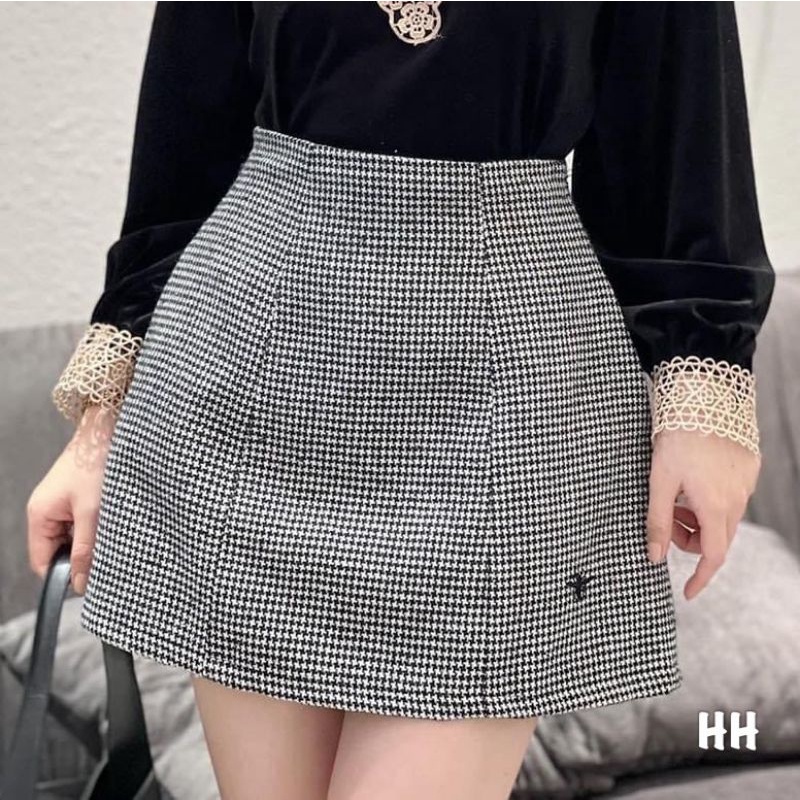 Váy quần ngắn FOREVER21 form A vải cotton dệt mềm caro trắng đen thêu con ong