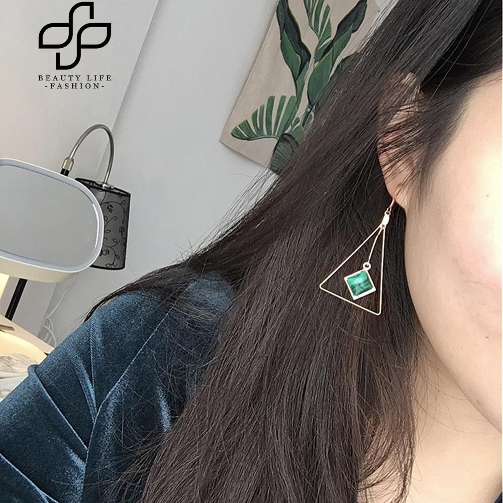 Khuyên tai tam giác bản to cho nữ