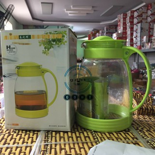 Bình Ca thủy tinh rót nước