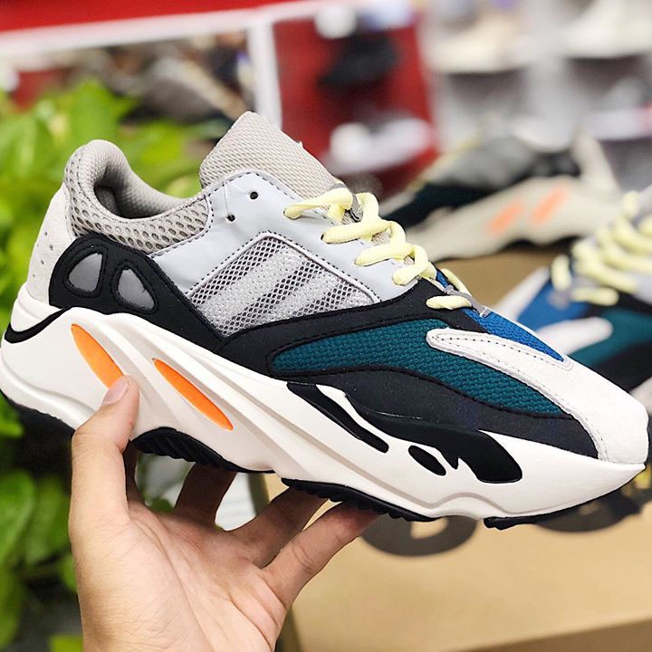 Giày YZ 700 cá mập xanh