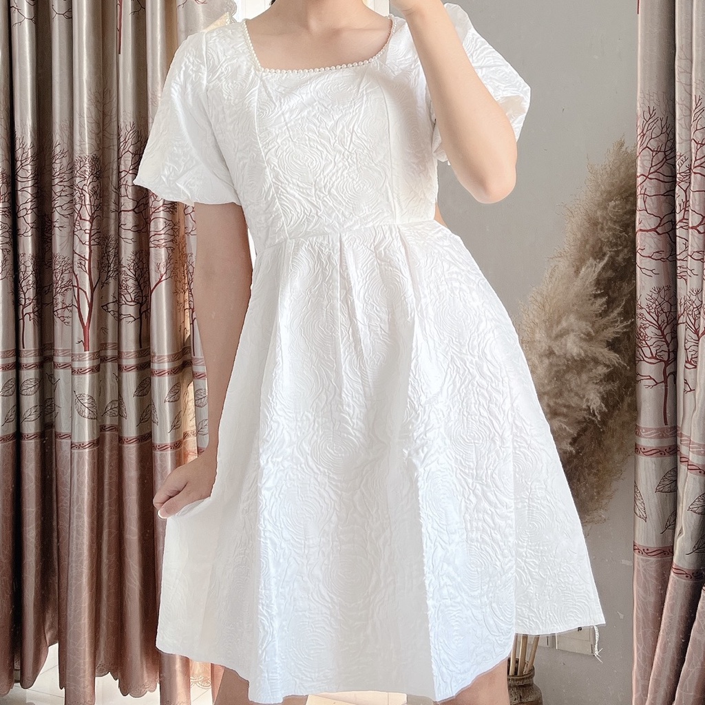 Đầm Váy Xốp Vân Hoa Tay Phồng Cổ Vuông Viền Ngọc Trai Tà Váy Xòe Dài Đến Đầu Gối Trẻ Trung | Smide Clothing