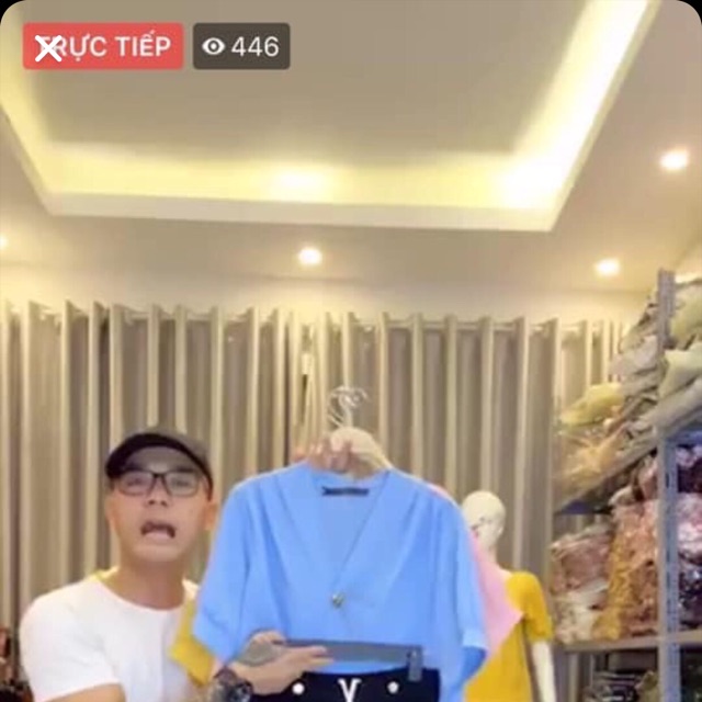 Com bo 2 áo xanh vàng
