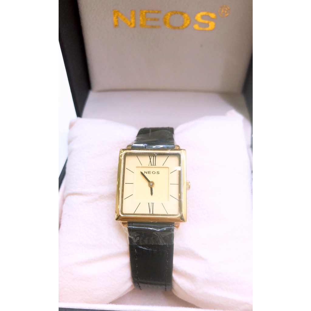 đồng hồ nữ dây da mặt vuông kính cong sapphire Neos n40674l