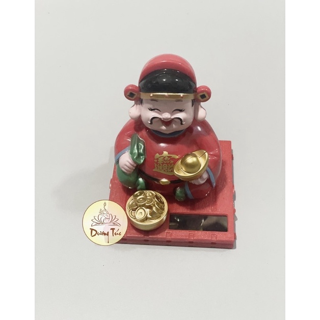 Thần Tài Đế Vuông Nâng Thỏi Vàng Gật Đầu Gọi Khách Năng Lượng Mặt Trời