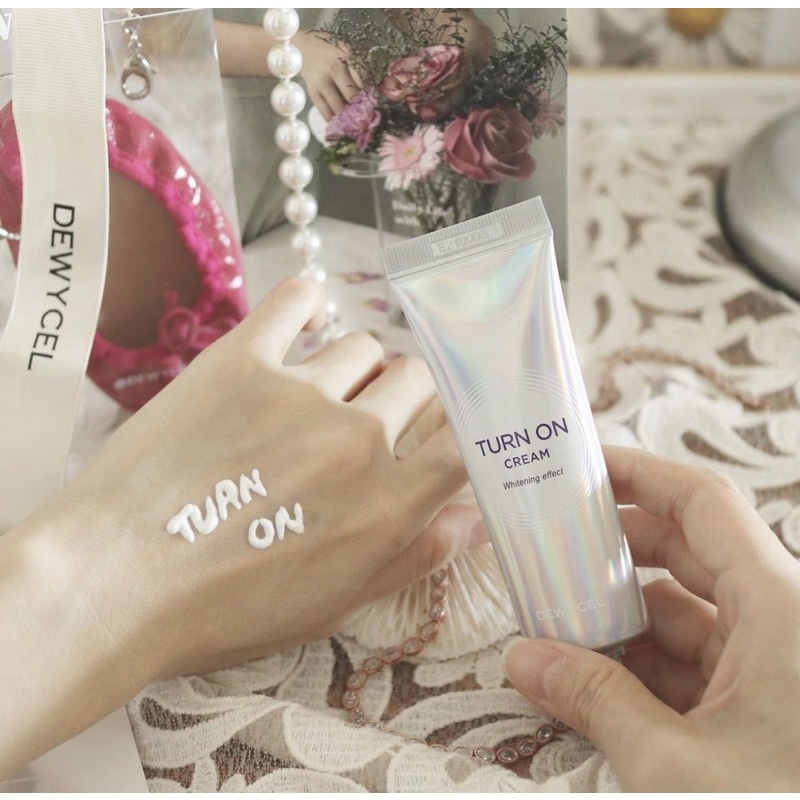 Kem dưỡng nâng tone da Dewycel Turn On Cream🇰🇷