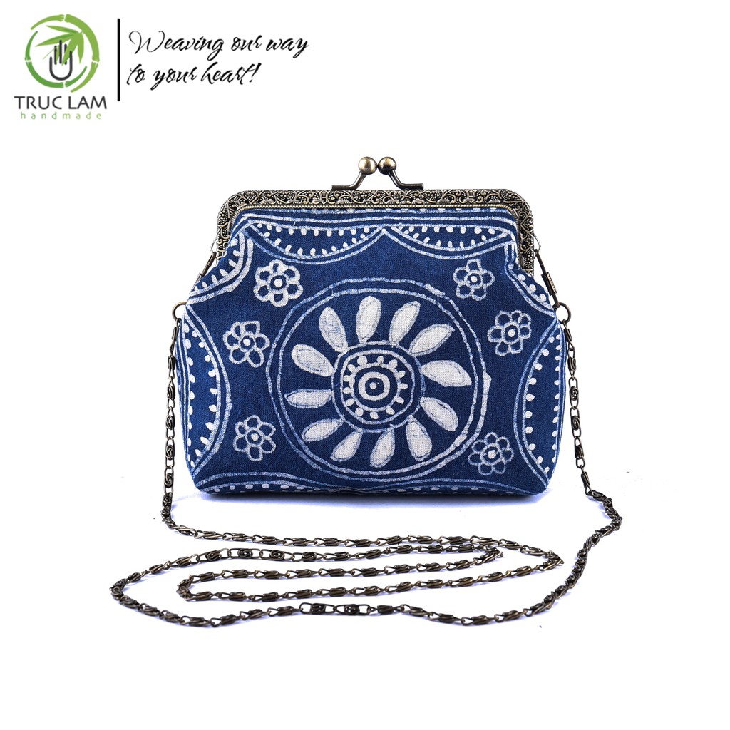 Ví Đeo Chéo Nữ Vải Nhuộm Chàm Khóa Nẹp Đồng Họa Tiết Sáp Ong Vẽ Tay - Trúc Lâm Handmade