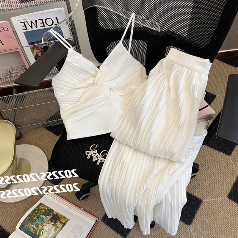 Áo 2 dây croptop và quần ống rộng dài xếp ly màu trắng