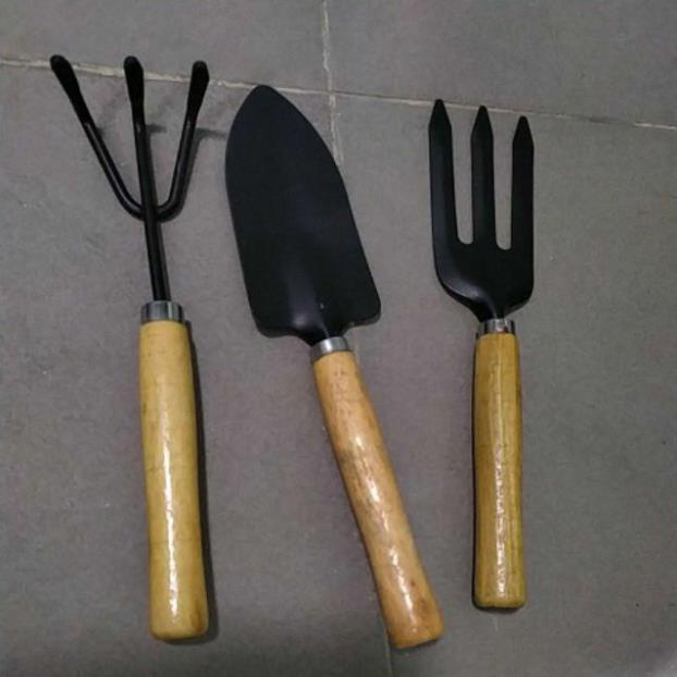 Bộ 3 Món Dụng Cụ Làm Vườn: Xẻng Xúc - Cào Đất - Xới Đất Thương Hiệu Garden Tool, Cán Gỗ Tròn Trơn Tiện Lợi Chắc Chắn